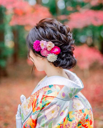 まねしたい インスタ花嫁の和装 シニヨンヘア特集 振袖や袴 ドレスによく似合うお花ヘッドアクセの最旬情報をイチ早くお届けします