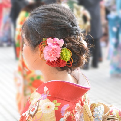 成人式16 振袖や袴 ドレスによく似合うお花ヘッドアクセの最旬情報をイチ早くお届けします