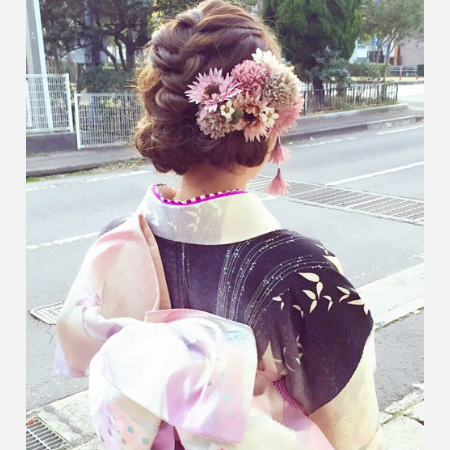 成人式ヘアスタイル 振袖や袴 ドレスによく似合うお花ヘッドアクセ