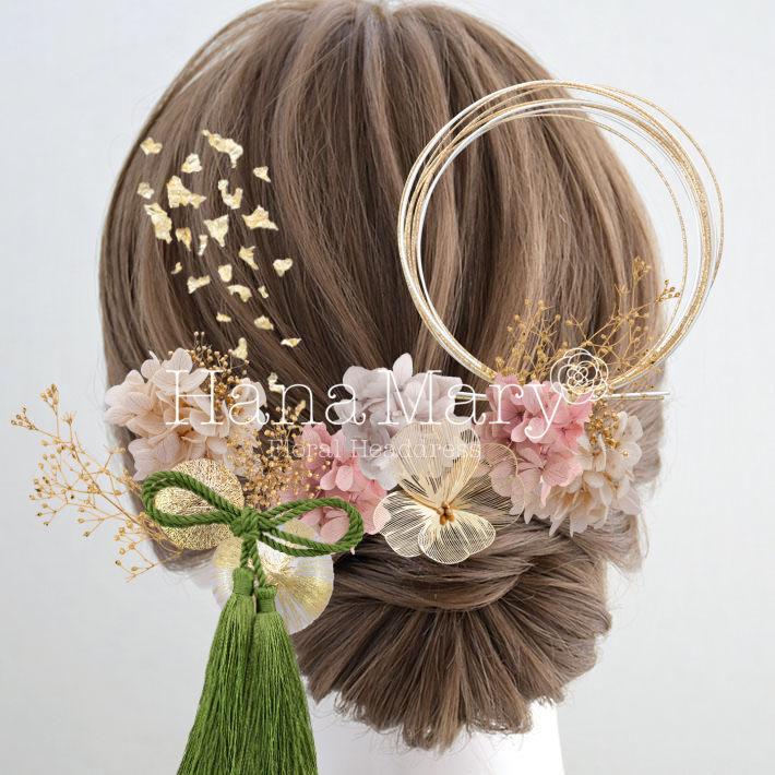 緑タッセルとニュアンスピンクのアレンジ