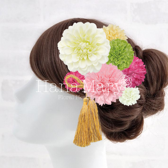 ピンクのダリアが目立つ髪飾り