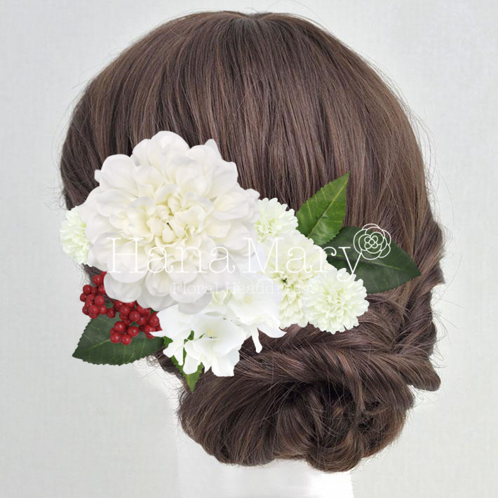 白い花々と真っ赤な実