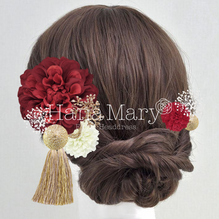 濃い赤のダリアとピンポンマム