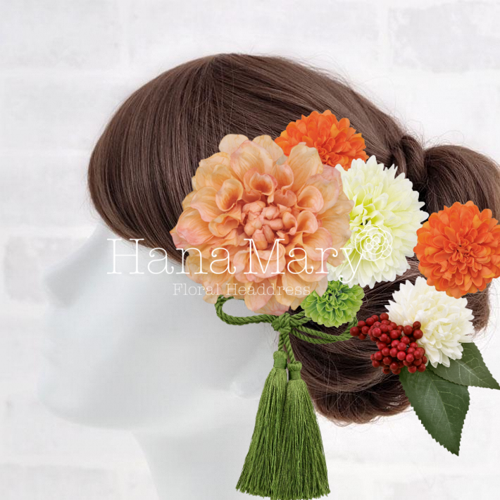 大きなピーチダリア右側にオレンジと南天プラス