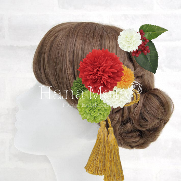 ピンポンマムに椿の葉