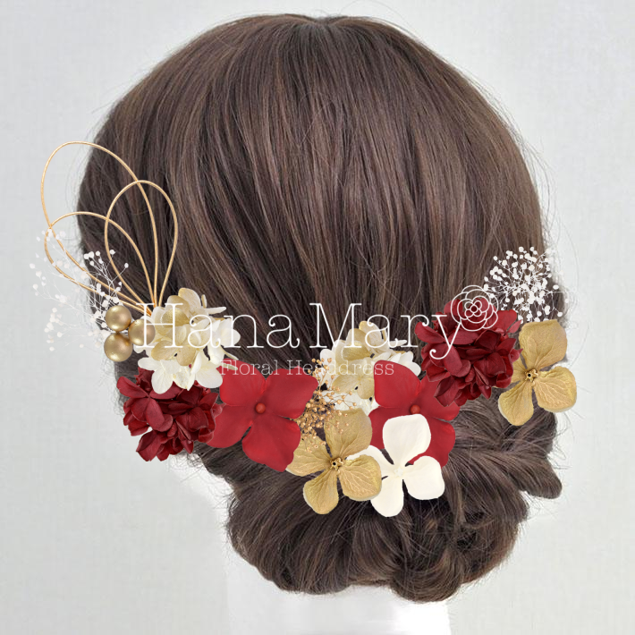 3色のアジサイと上品なかすみ草