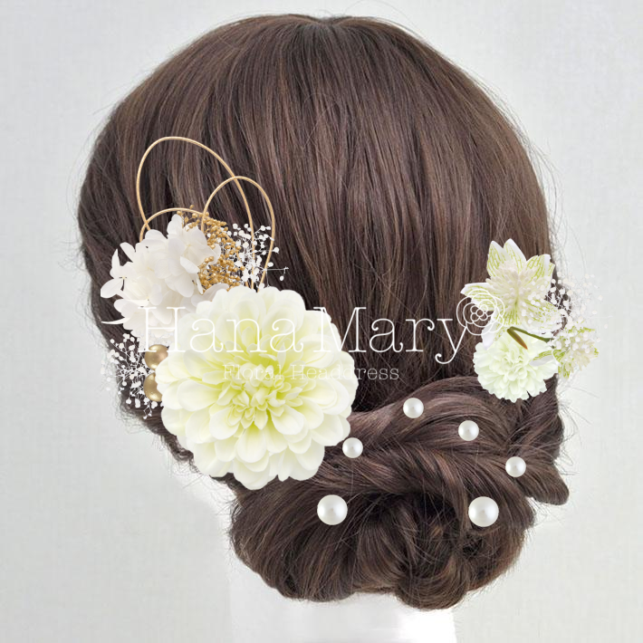 白いジニアと水引の飾り