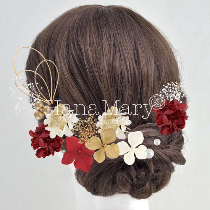 3色のアジサイと上品なかすみ草