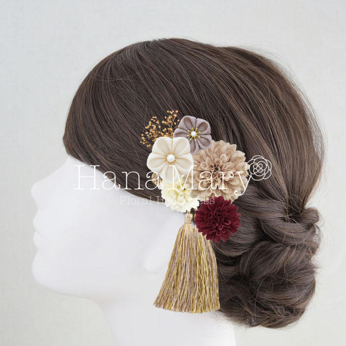 優しいベージュにアクセントがポイントの髪飾り