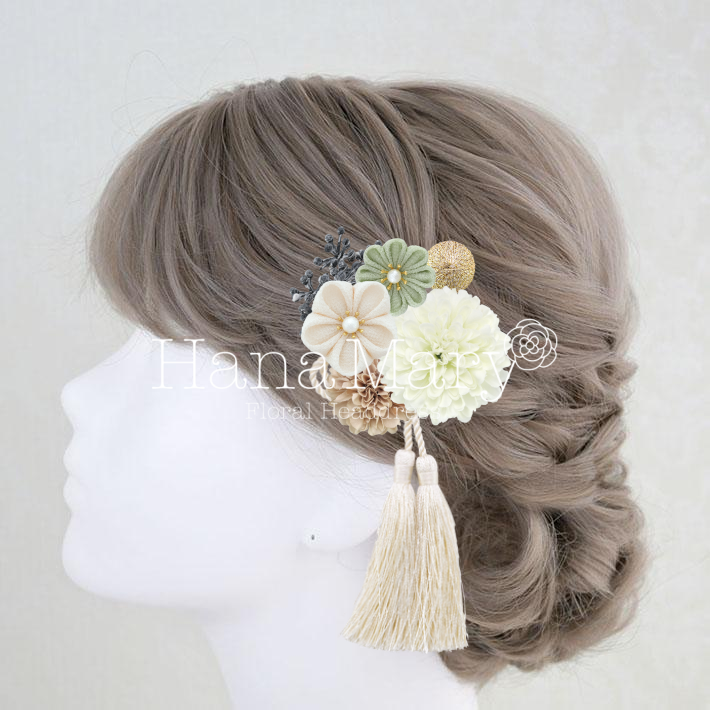 エメラルドグリーンの振袖を参考に