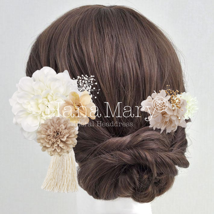 淡いカラーの清楚な髪飾り