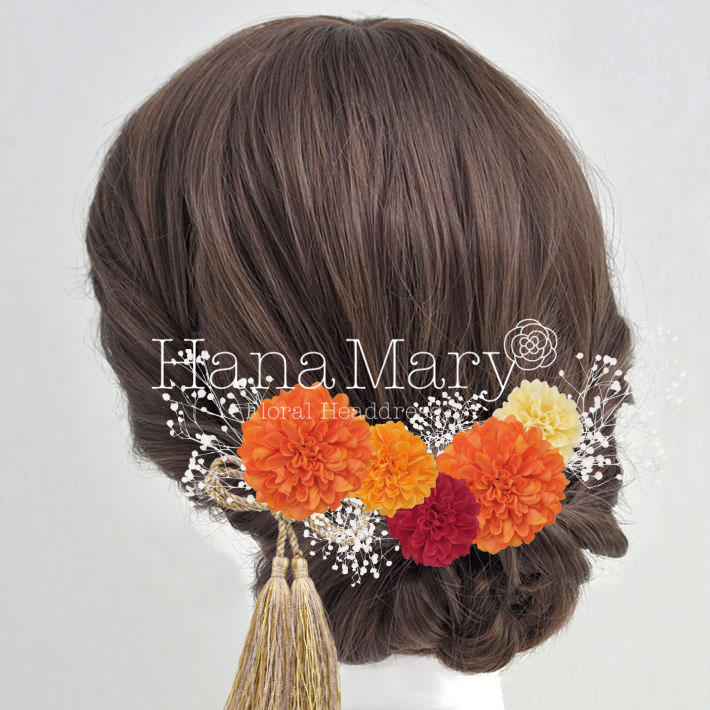 オレンジのお花とかすみ草のアレンジ