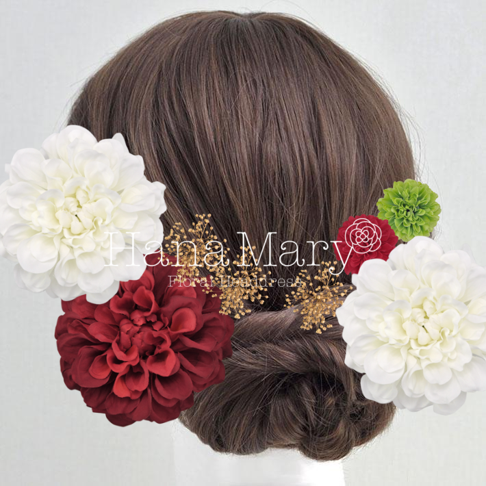 赤、白、緑のダリアと金のかすみ草