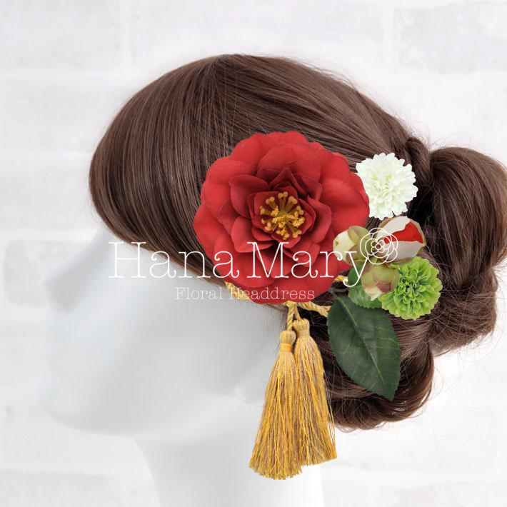 大きな椿とピンポンマム