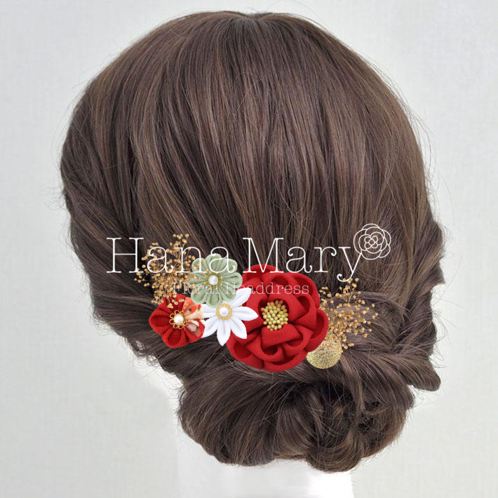 大きな椿とかすみそう