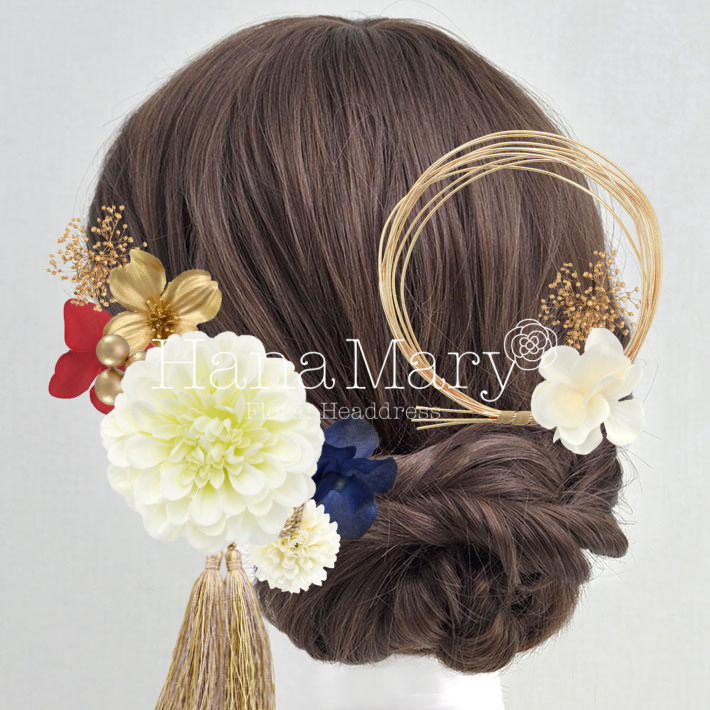 大きなツバキとゴールドのアレンジ