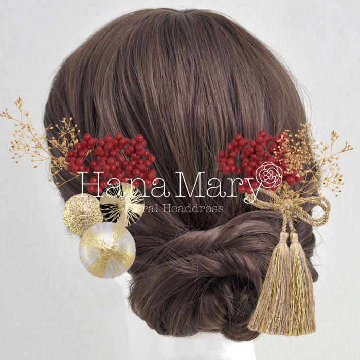 繭玉、赤い実、かすみ草