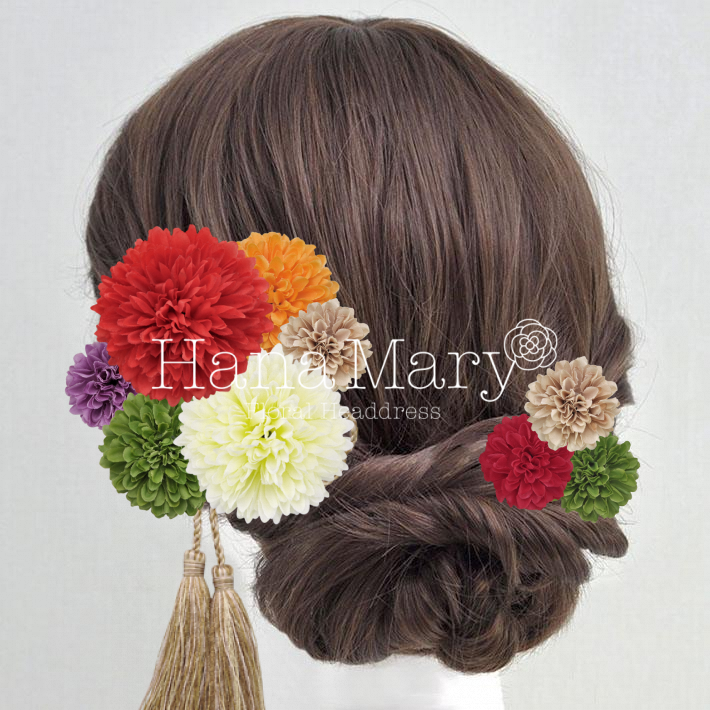 大きなピオニーとカラフルな飾り