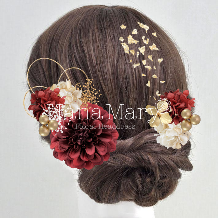 深紅のジニアと小花