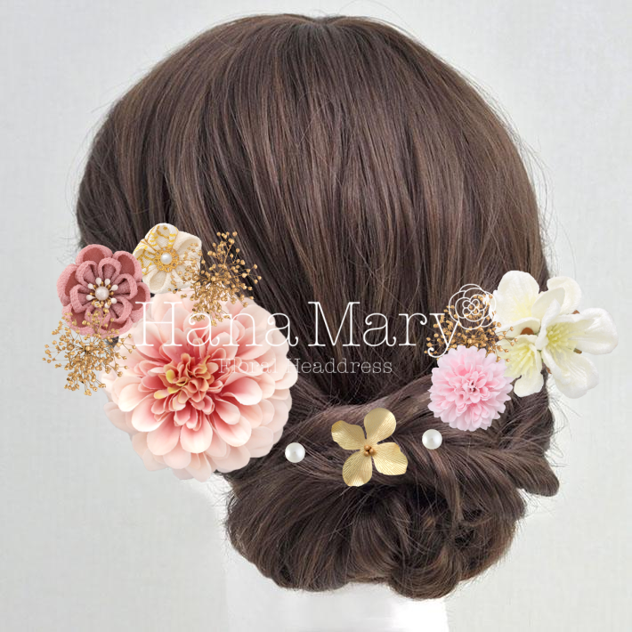 ピンクのジニアと金色の花飾り