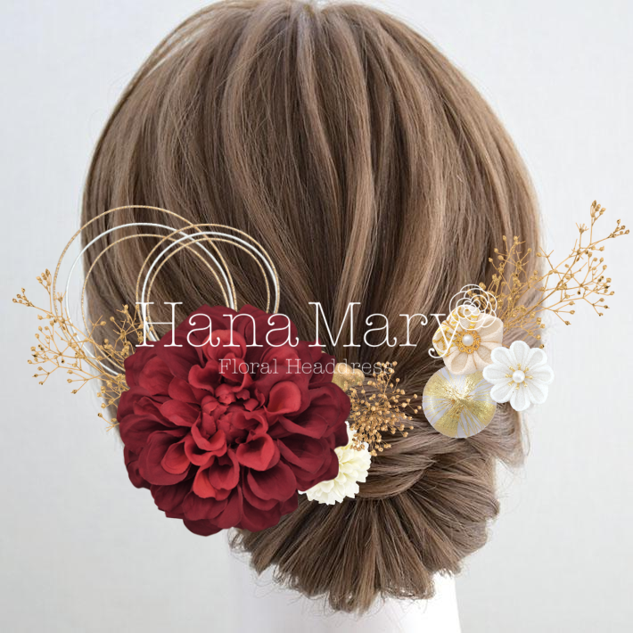 大きなダリアとゴールドアレンジ