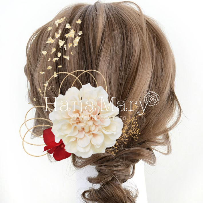 ダリアと赤い小花